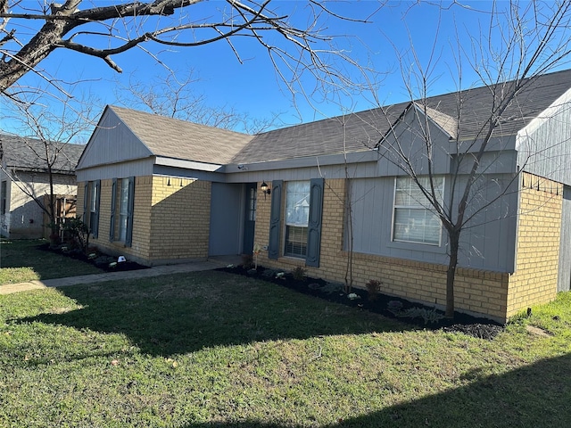 view of front facade featuring a front yard