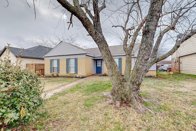 view of front of house with a front lawn