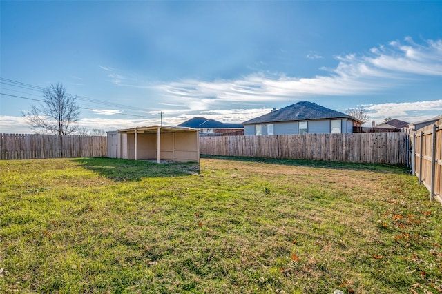 view of yard featuring a shed