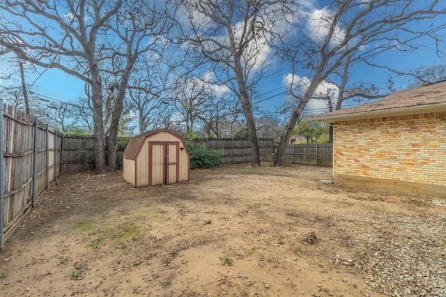 view of yard with a storage unit