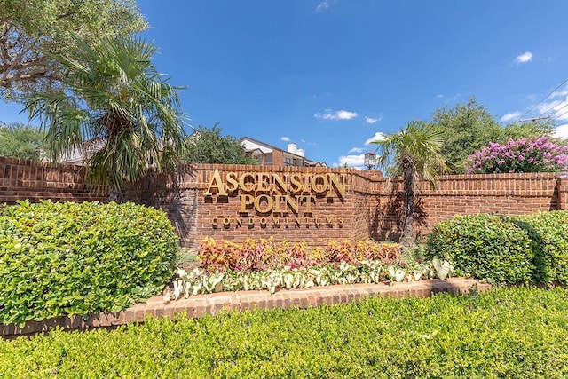 view of community / neighborhood sign