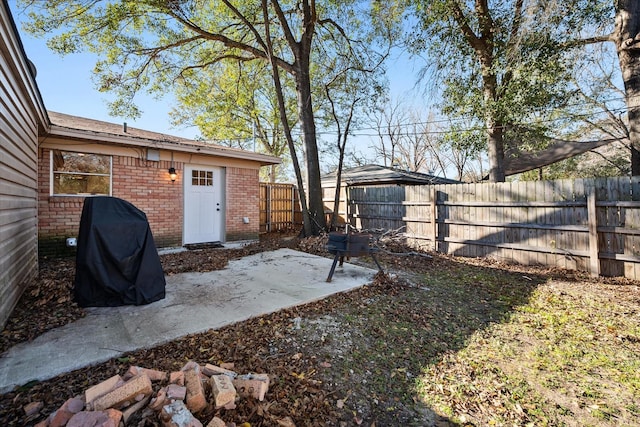 view of yard featuring a patio area