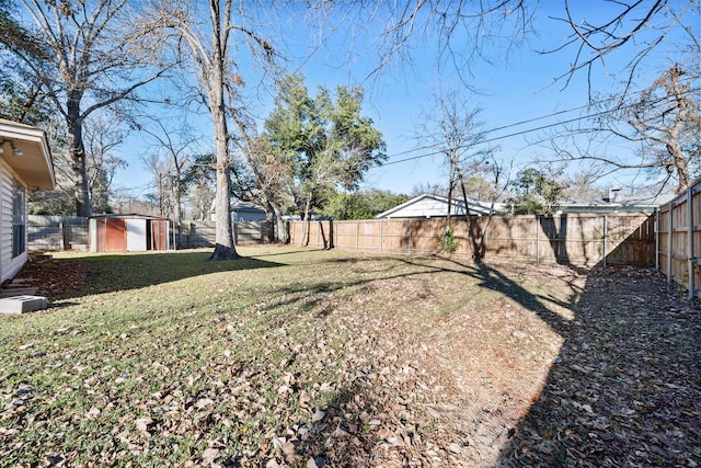 view of yard with a storage shed