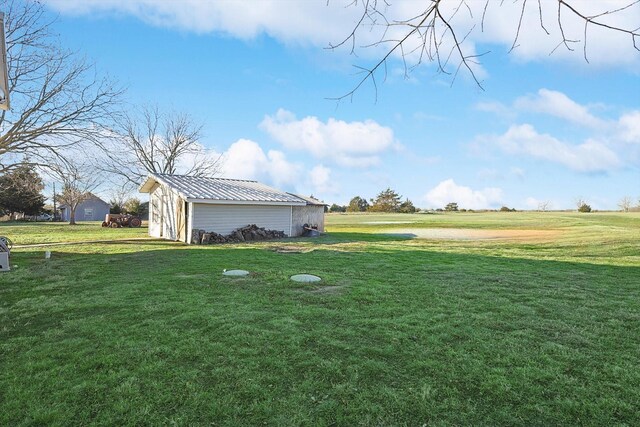 view of yard with an outdoor structure