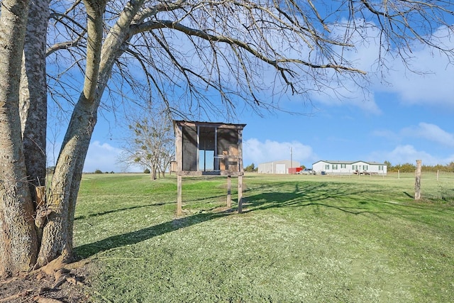 view of yard featuring an outbuilding