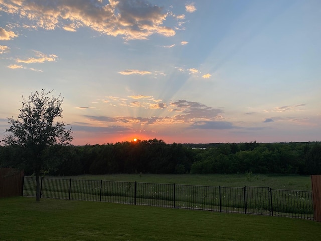 view of yard at dusk