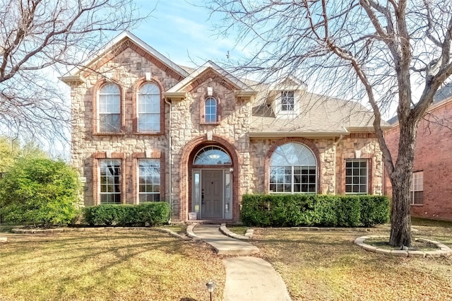 view of front of property featuring a front lawn