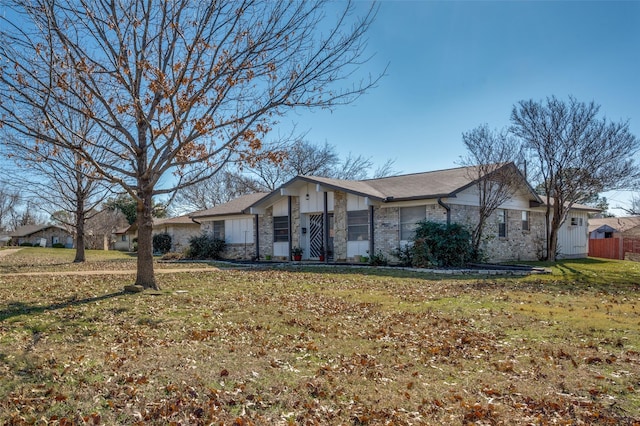 single story home with a front lawn