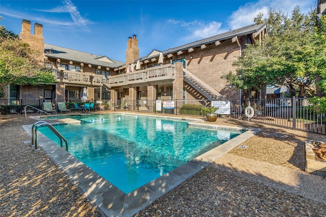 view of swimming pool