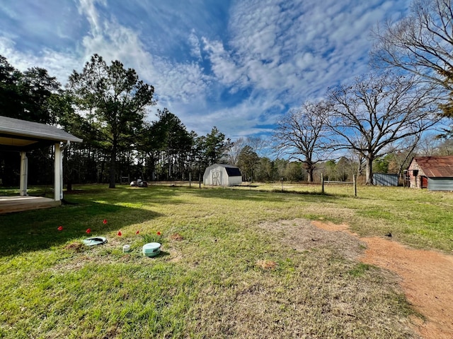 view of yard featuring a storage shed