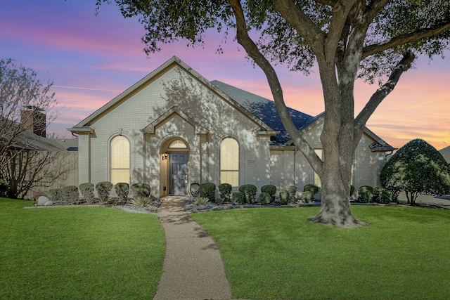 view of front of house featuring a lawn