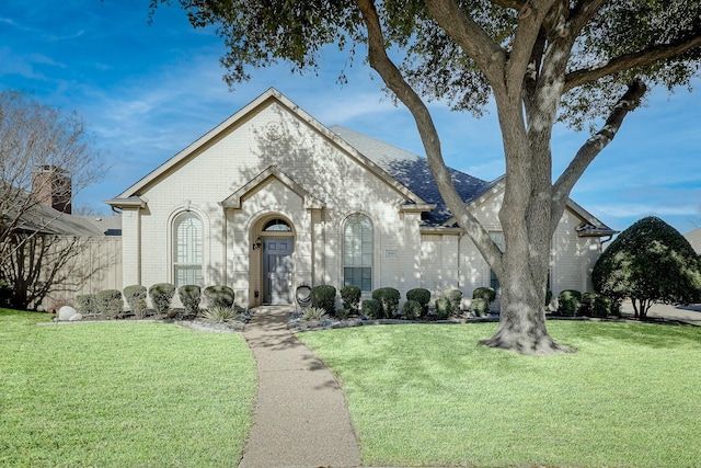 view of front of property featuring a front yard