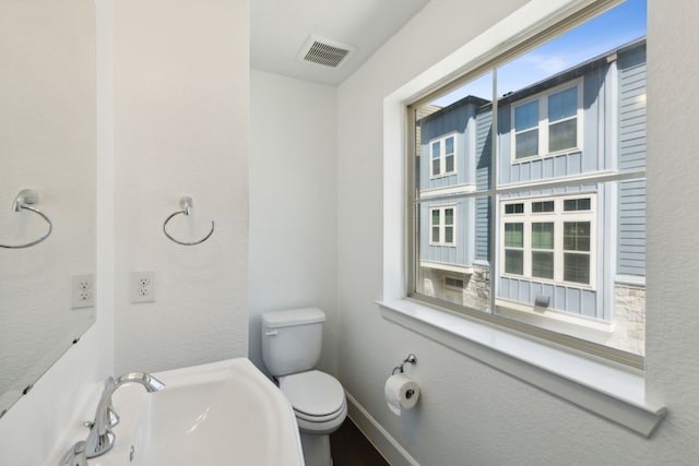 bathroom featuring toilet and sink