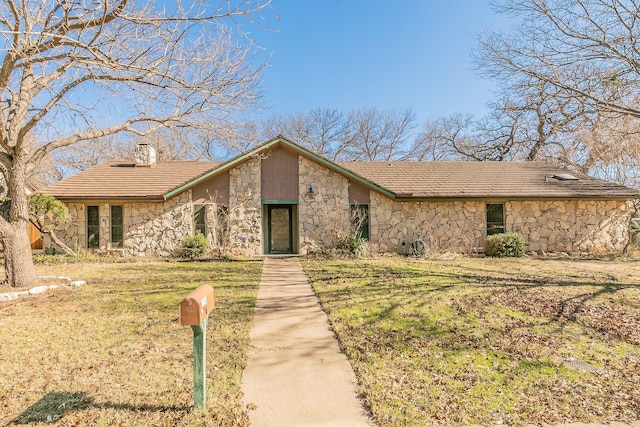 ranch-style house featuring a front yard