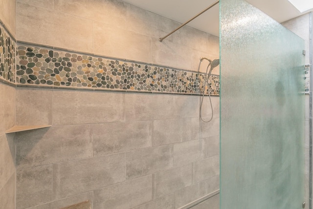 bathroom featuring a tile shower