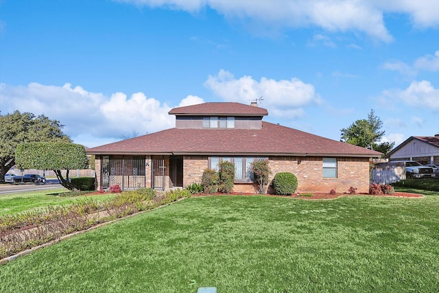 view of front of property featuring a front lawn