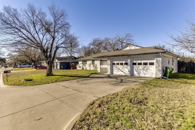 ranch-style house featuring a front lawn and a garage