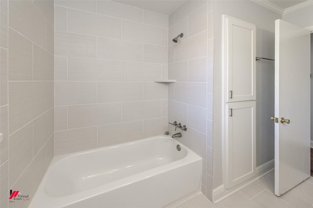 bathroom featuring tiled shower / bath and crown molding