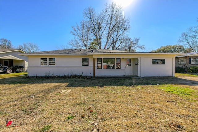 single story home with a front yard