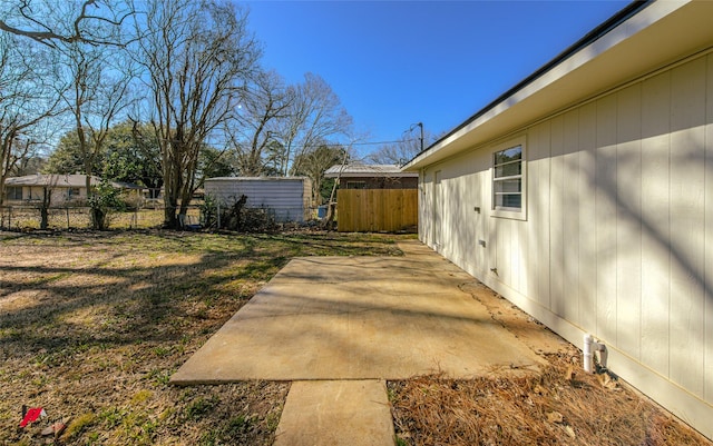 view of yard featuring a patio area