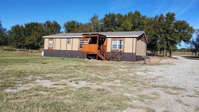 view of front of property with a front lawn