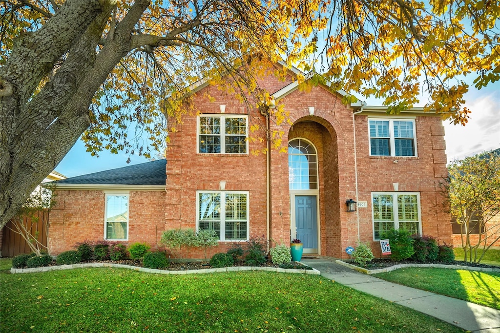 view of front of property with a front lawn