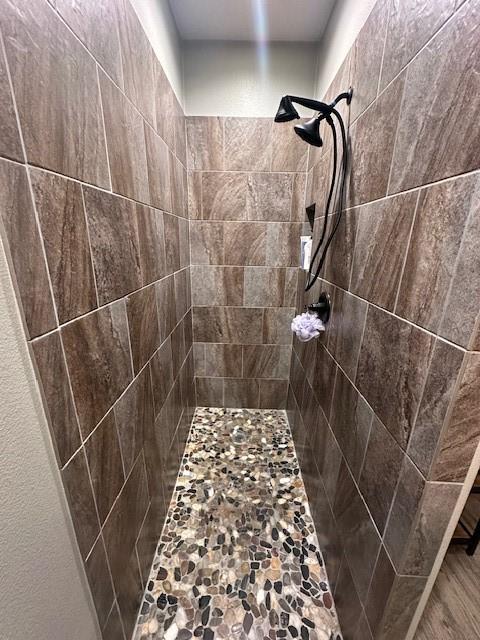 bathroom featuring a tile shower