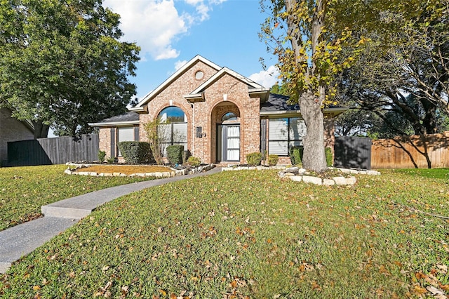 view of front of home featuring a front yard