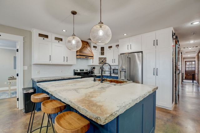 405 Hubbard, Josephine, TX 75173 - kitchen with stainless steel appliances, an island with sink, premium range hood, and decorative light fixtures