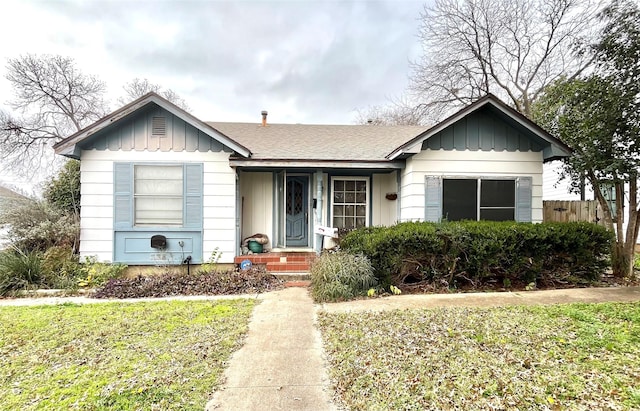 view of front facade featuring a front yard