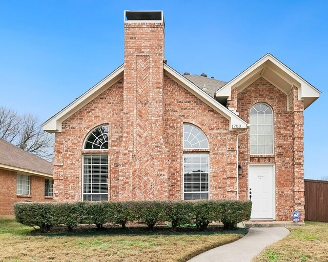 view of front of house featuring a front lawn