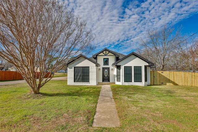 ranch-style home featuring a front lawn