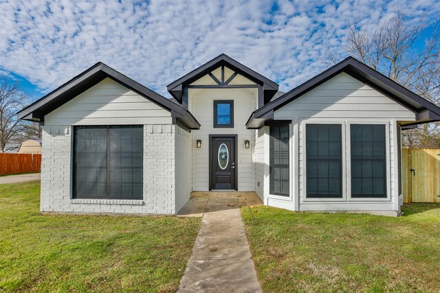 view of front of house featuring a front lawn