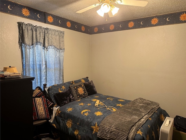 bedroom featuring ceiling fan and a textured ceiling