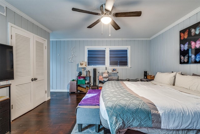 bedroom featuring radiator, ceiling fan, crown molding, dark wood-type flooring, and a closet