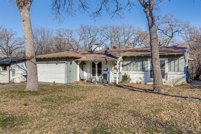 ranch-style home featuring a front lawn and a garage