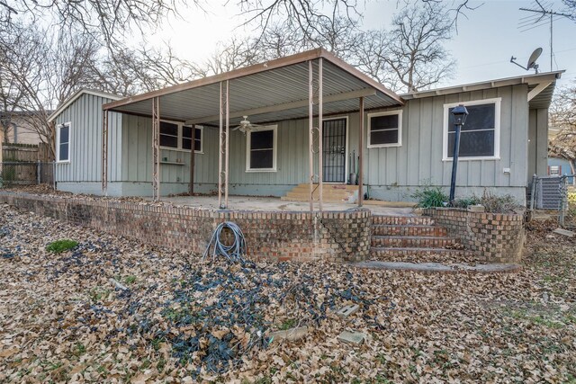 view of front of property with ceiling fan and a porch