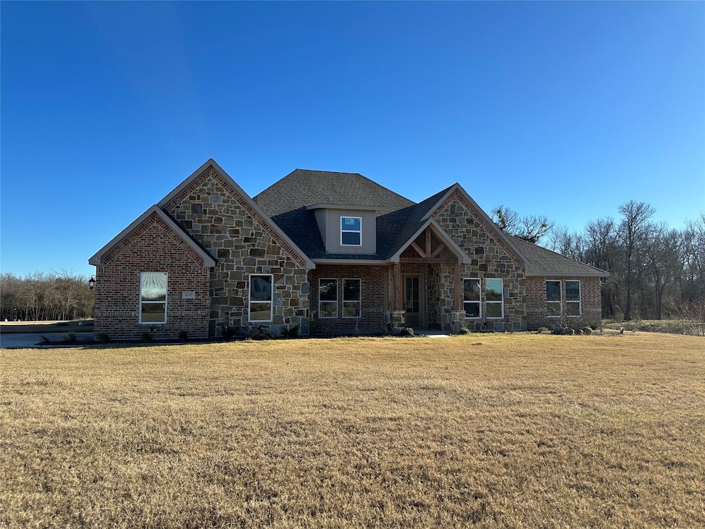 view of front of property with a front yard