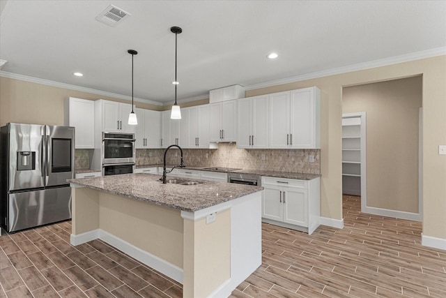 kitchen featuring visible vents, wood tiled floor, appliances with stainless steel finishes, and a sink