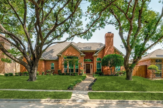 view of front facade featuring a front yard