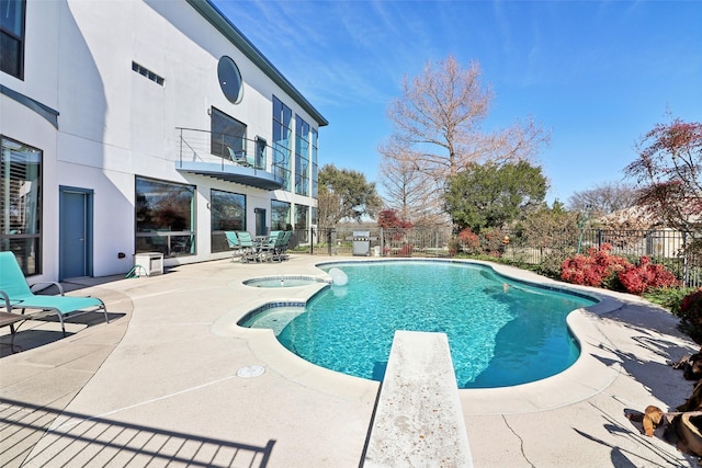 view of pool featuring an in ground hot tub, a patio, and a diving board