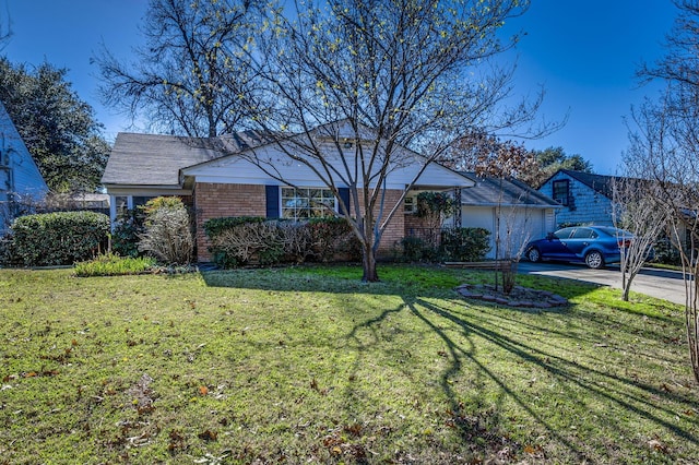 single story home with a front lawn