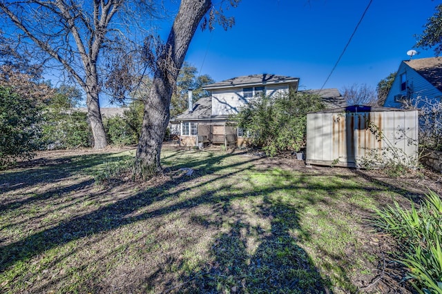 view of yard with a shed