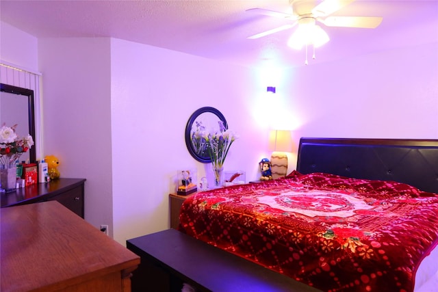 bedroom with ceiling fan