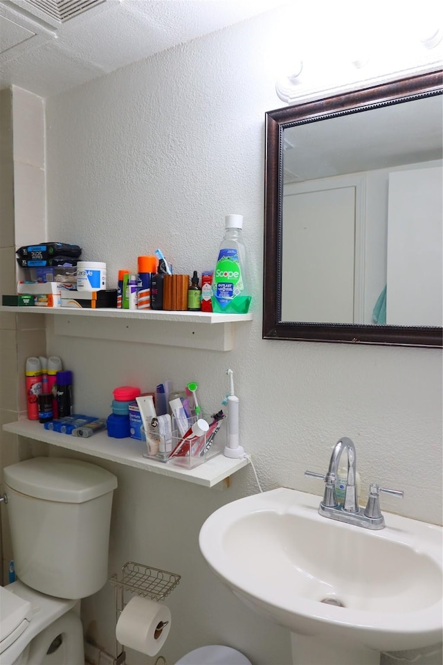 bathroom featuring toilet and sink