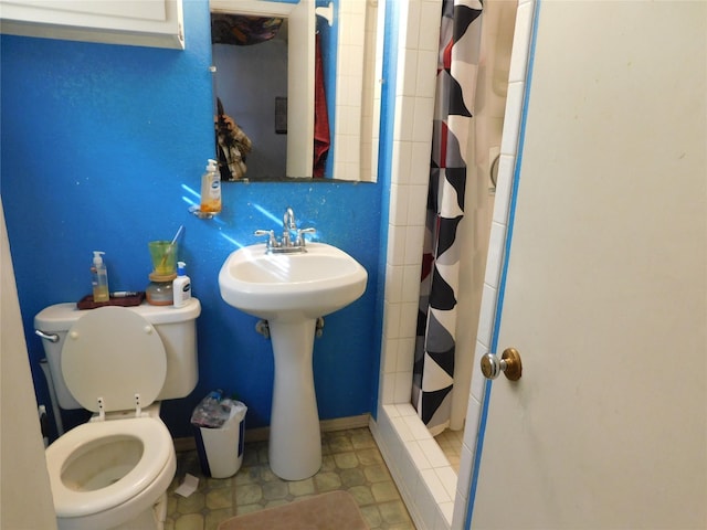 bathroom with a shower with curtain, toilet, and sink