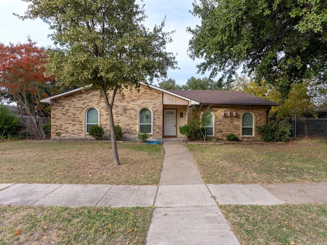 view of front of home featuring a front yard