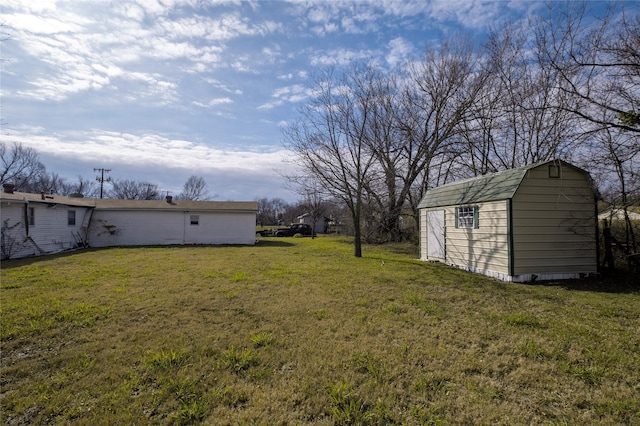 view of yard with a storage unit