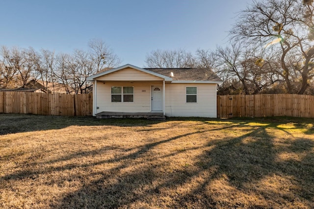 ranch-style house featuring a front yard