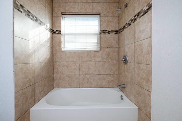 bathroom featuring tiled shower / bath